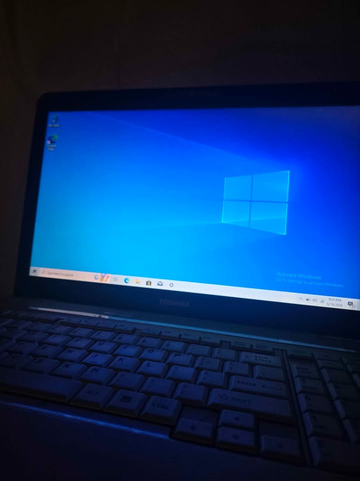 Toshiba WINDOWS 10 Laptop