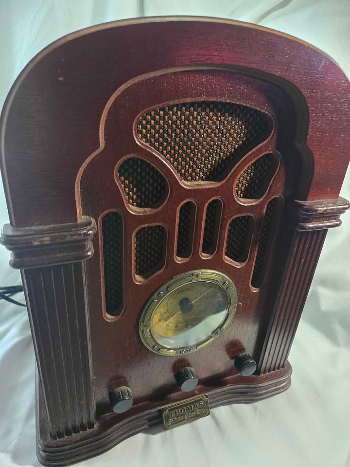 Antique Radio by Thomas collection