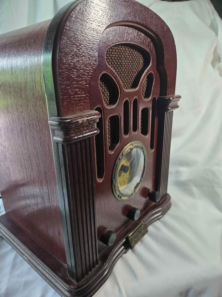 Antique Radio by Thomas collection