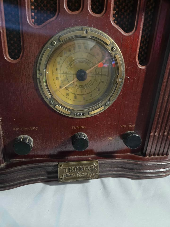 Antique Radio by Thomas collection