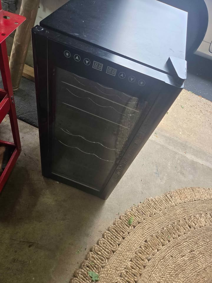 Dual zone mini wine fridge 18 bottle
