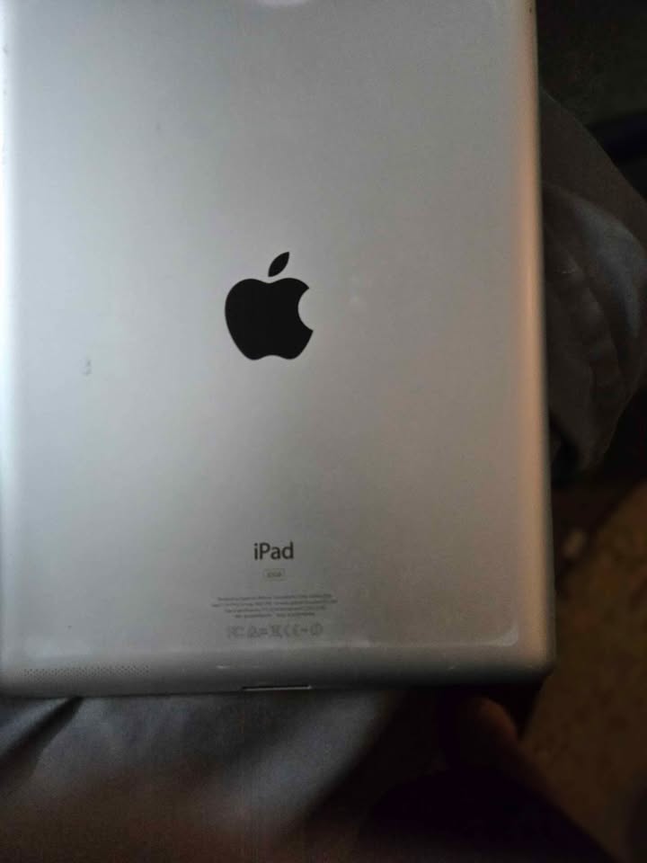 Mac Book Pro. (Screen cracked)