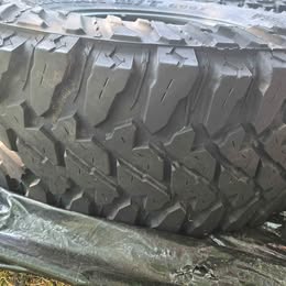 Jeep Wrangler 5 Yokohama Geolander M/T  and 5 Black Rock rims