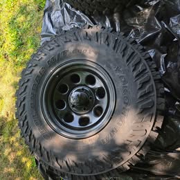 Jeep Wrangler 5 Yokohama Geolander M/T  and 5 Black Rock rims